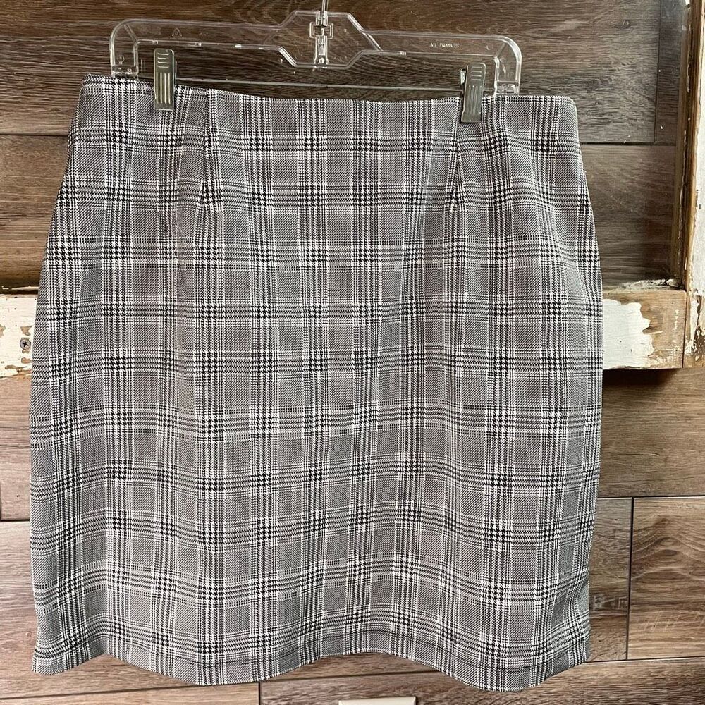 SOHO Women’s Plaid Pocket Mini Skirt Classic Preppy Style Black White Size Large